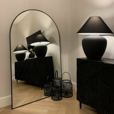 Apportez un design tendance à votre maison avec notre miroir Arcos . Composé d’un cadre en bois noir mat , le miroir Arcos s’adapte parfaitement à un intérieur contemporain et crée l’illusion de plus d’espace avec sa taille spectaculaire.