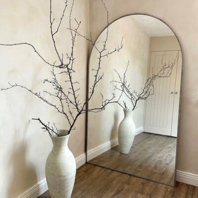 Apportez un design tendance à votre maison avec notre miroir Arcos . Composé d’un cadre en bois noir mat , le miroir Arcos s’adapte parfaitement à un intérieur contemporain et crée l’illusion de plus d’espace avec sa taille spectaculaire.